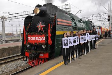 Фото В преддверии Дня Победы южноуральские ветераны отправились в путь на ретро-поезде