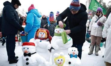Фото В челябинском парке Гагарина «поселились» более ста снеговиков-добряков