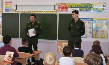 Фото Военный следственный отдел по Челябинскому гарнизону рассказал детям об истории становления Вооруженных сил РФ