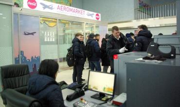Фото С борта самолета в руки полицейских попал в Челябинске подросток-беглец