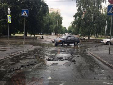 Фото В Челябинске ливень смыл свежеуложенный асфальт