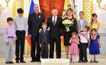 Фото Владимир Путин вручил многодетной семье из Челябинской области орден «Родительская слава»