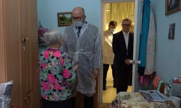 Фото Сенатор Олег Цепкин провел встречу с жильцами Челябинского геронтологического центра