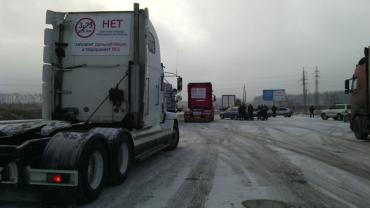 Фото Дальнобойщики провели акцию протеста на трассе М-5 против платных дорог