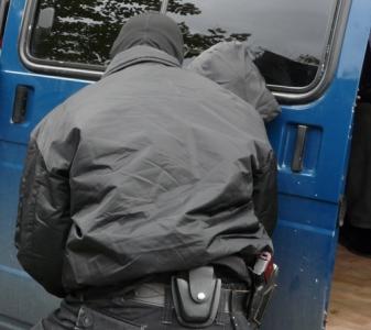 Фото Вор пытался вынести из магазина в Челябинске сейф с 300 тысячами