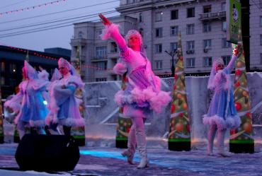 Фото На главной площади Челябинска открыли новогодний городок