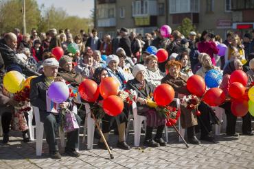 Фото Металлурги завода «Трубодеталь» поздравили жителей челябинского поселка Новосинеглазовский с Днем Победы