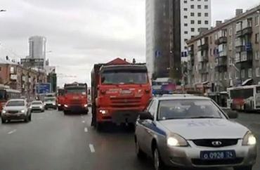 Фото В Челябинске снегоуборочная техника передвигается с эскортом ГИБДД