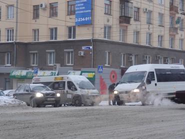 Фото В центре Челябинска столкнулись две маршрутки и иномарка (ФОТО)