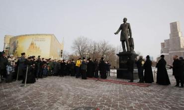 Фото На Алом поле Челябинска торжественно открыли памятник императору Александру Второму