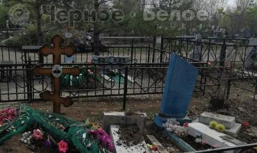 Фото В Магнитогорске вандалы устроили погром на кладбище в преддверии Родительского дня