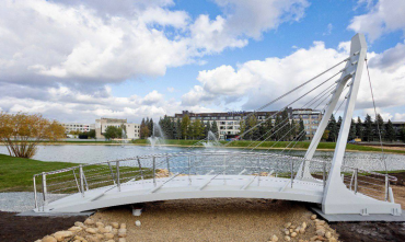 Фото С фонтанами и вантовым мостом: в Челябинске появилось новое экопространство 