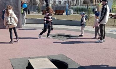 Фото Челябинец сигнализировал властям о поломках на детской площадке арт-сквера