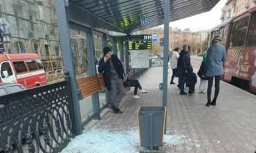 Фото Челябинцы ругают вандалов за нападение на новую остановку на площади Революции
