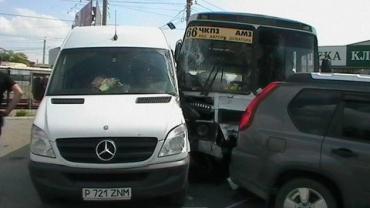 Фото Возле челябинской областной больницы ПАЗ врезался в автостоянку