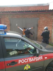 Фото В поселке Горняк воры, снеся ворота на автостоянке, угнали иномарку