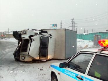 Фото В Челябинске от удара в столб опрокинулся грузовик (ФОТО)