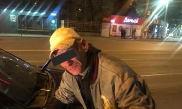 Фото Родео по-челябински: пьяный мужчина прокатился верхом на автомобиле своих обидчиков