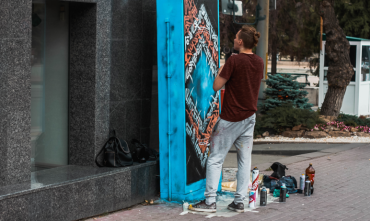 Фото Челябинский художник «разговорил» телекоммуникационные шкафы «Ростелекома»