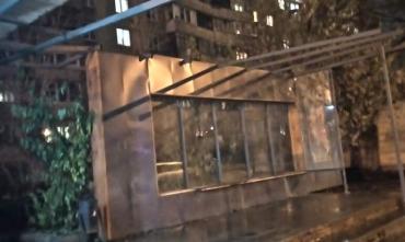 Фото В Челябинске оставшуюся без крыши остановку «1-я Охотничья» скоро починят