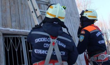Фото В Миассе рожающая женщина оказалась одна в запертой квартире
