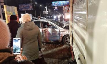 Фото В Челябинске легковушка влетела в трамвайную остановку