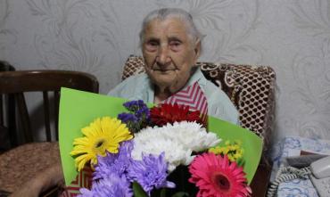 Фото Печет блины и вяжет: долгожительница Курчатовского района отметила вековой юбилей
