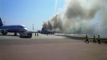 Фото В Москве жара: сгорели автобус и самолет
