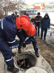 Фото Троицкие спасатели вытащили мужчину из колодца,  где он общался с друзьями