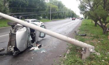 Фото В Челябинске водитель врезался в столб, трем пострадавшим оказали помощь