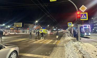 Фото В Челябинске на дороге сбили пожилого мужчину, он умер в больнице