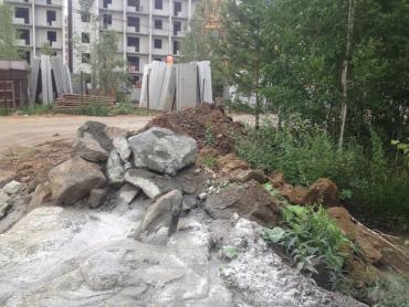 Фото В микрорайоне «Парковый» строители сливают в березовый лес остатки бетона