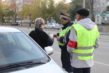 Фото В Челябинске ГИБДД пометило пешеходов светоотражающими элементами