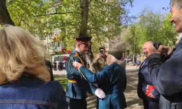 Фото В Челябинске для ветеранов  проводят  «Парад у дома» 