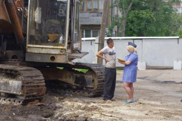 Фото В Челябинске продолжается борьба за двор, в котором ведется «стройка на костях»