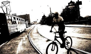 Фото В Челябинске могут запретить езду на самокатах и велосипедах по Кировке и набережной Миасса