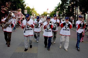 Фото «Уральский диксиленд» подыграл «Трактору» на Кировке
