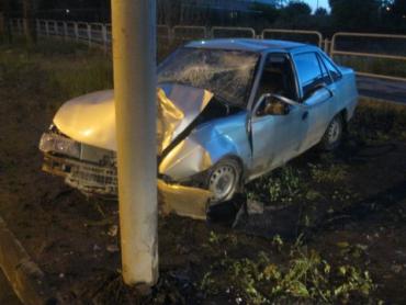 Фото В Челябинске иномарка врезалась в столб: два человека пострадало