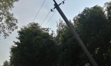 Фото В Коркино устранена угроза падения опоры ЛЭП на дорогу