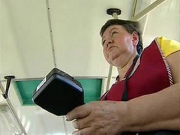 Фото В Челябинске городской автобус стал передвижной доской почета