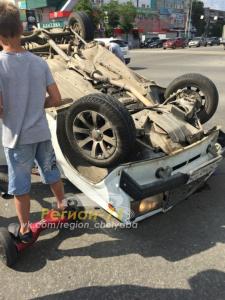 Фото В Челябинске на полном ходу столкнулись «Ниссан» и «семерка», есть пострадавшие