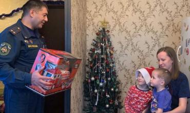 Фото Сотрудники МЧС поздравили Ваню Фокина, спасенного при обрушении дома