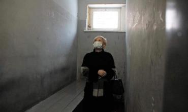 Фото Из стен торчат провода под напряжением: челябинец пожаловался на условия содержания в камере полиции