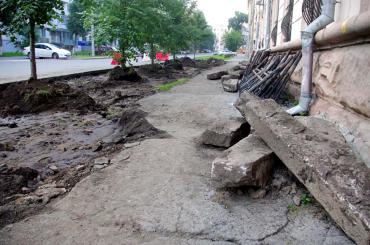 Фото Жители дома в центре Челябинска не хотят жить над рестораном, а вместо газона видеть парковку