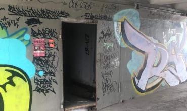 Фото Пугавшая челябинцев открытая дверь наземного перехода под развязкой закрыта