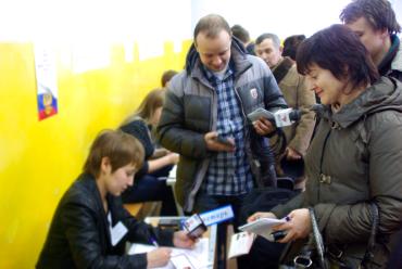 Фото У избиркома Челябинской области появились претензии к наблюдателям: вызывающий бейджик и некорректное поведение  