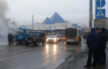 Фото Автобус загорелся возле железнодорожного вокзала в Челябинске