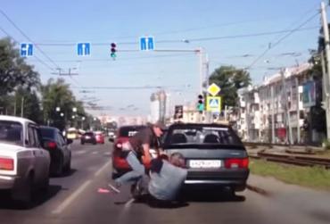 Фото Челябинский водитель решил дорожный спор домкратом