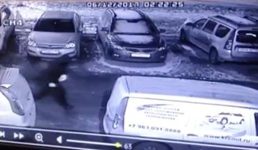 Фото Поджигателя иномарки в Челябинске оперативно задержали с помощью камеры видеонаблюдения