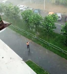 Фото Прогнозы сбываются, но не везде. В Озерске прошел ливень с крупным градом